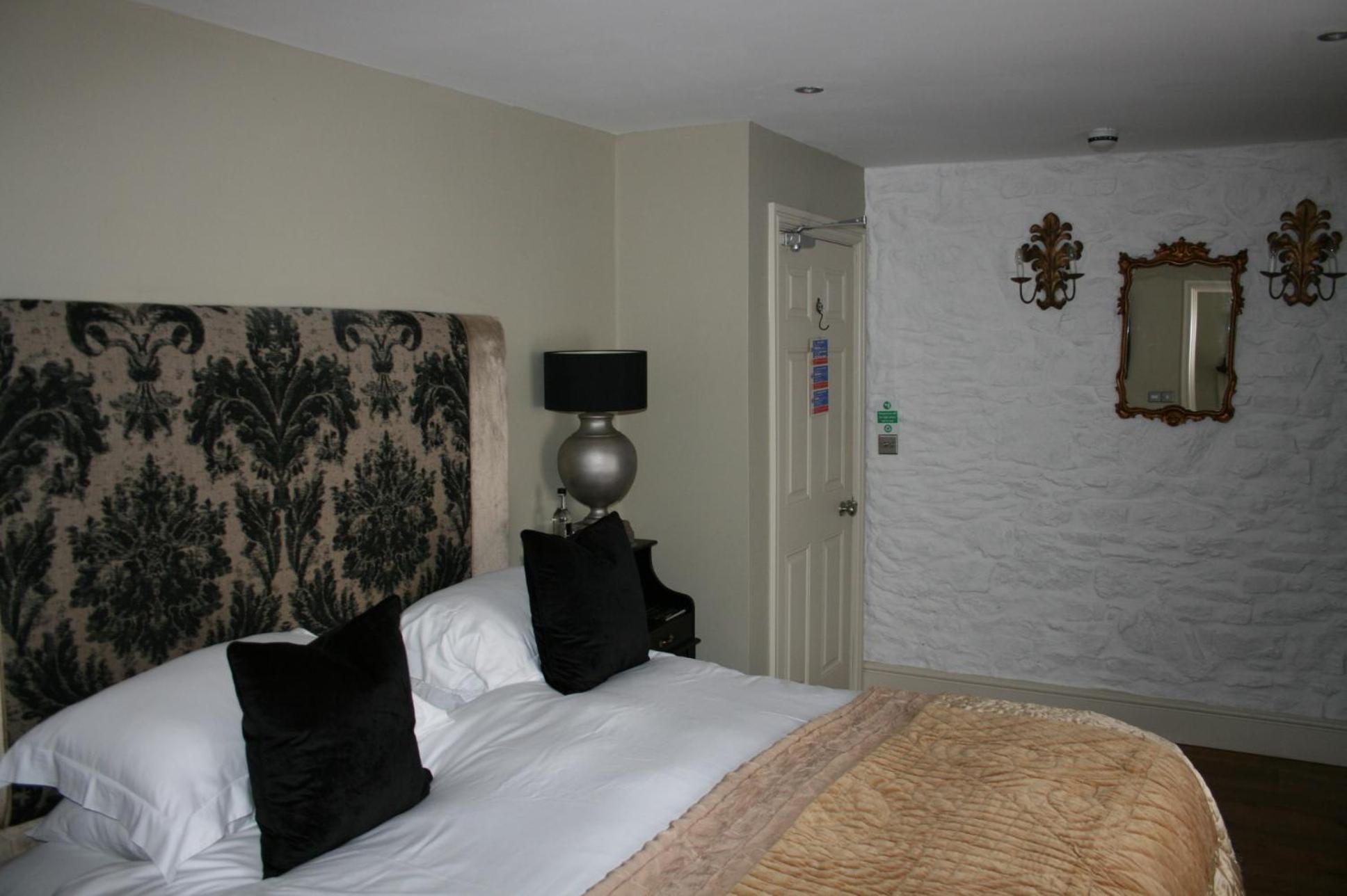 The New White Lion Hotel Llandovery Exterior foto